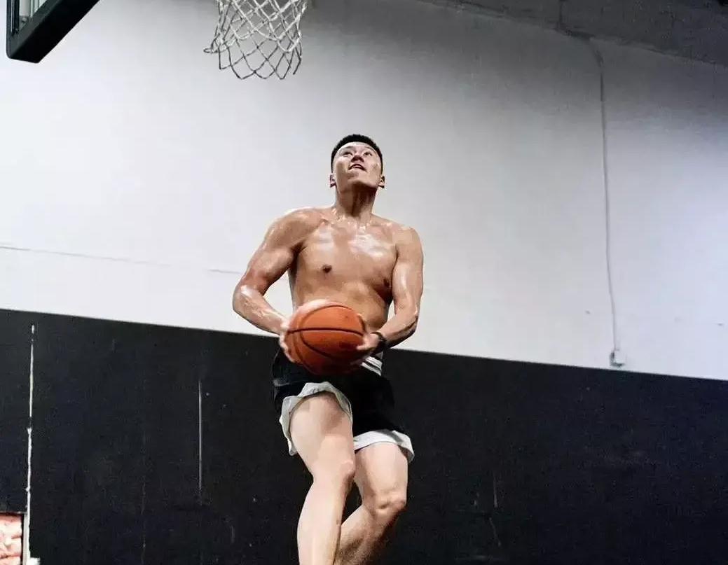 李弘权为什么不参加nba选秀(从冲击NBA，到无球可打！场均仅4分，你真的不是中国男篮未来)