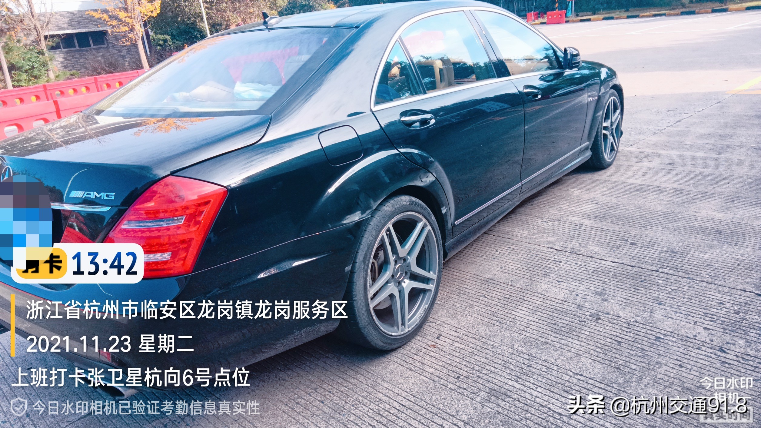 杭州高速上，奔驰男边开车边打盹，果然撞了