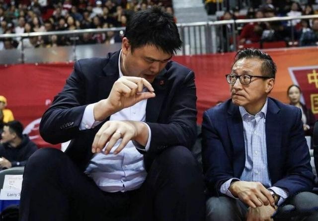 nba哪些老板是中国人(官宣！NBA老板蔡崇信联手中国篮球，挑选10人赴美留洋，姚明立功)