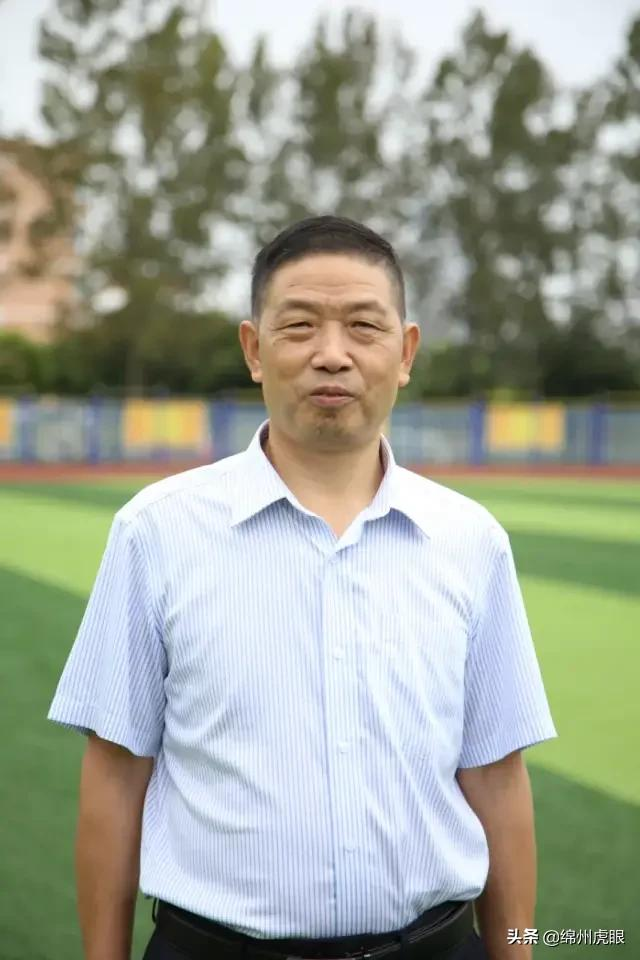 好心疼！绵阳十二三岁的娃娃，竟被学校赶下田去插秧子