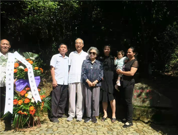 精华文萃>正文>2018年7月,陶斯亮与丈夫理由赴井冈山为母亲扫墓,与