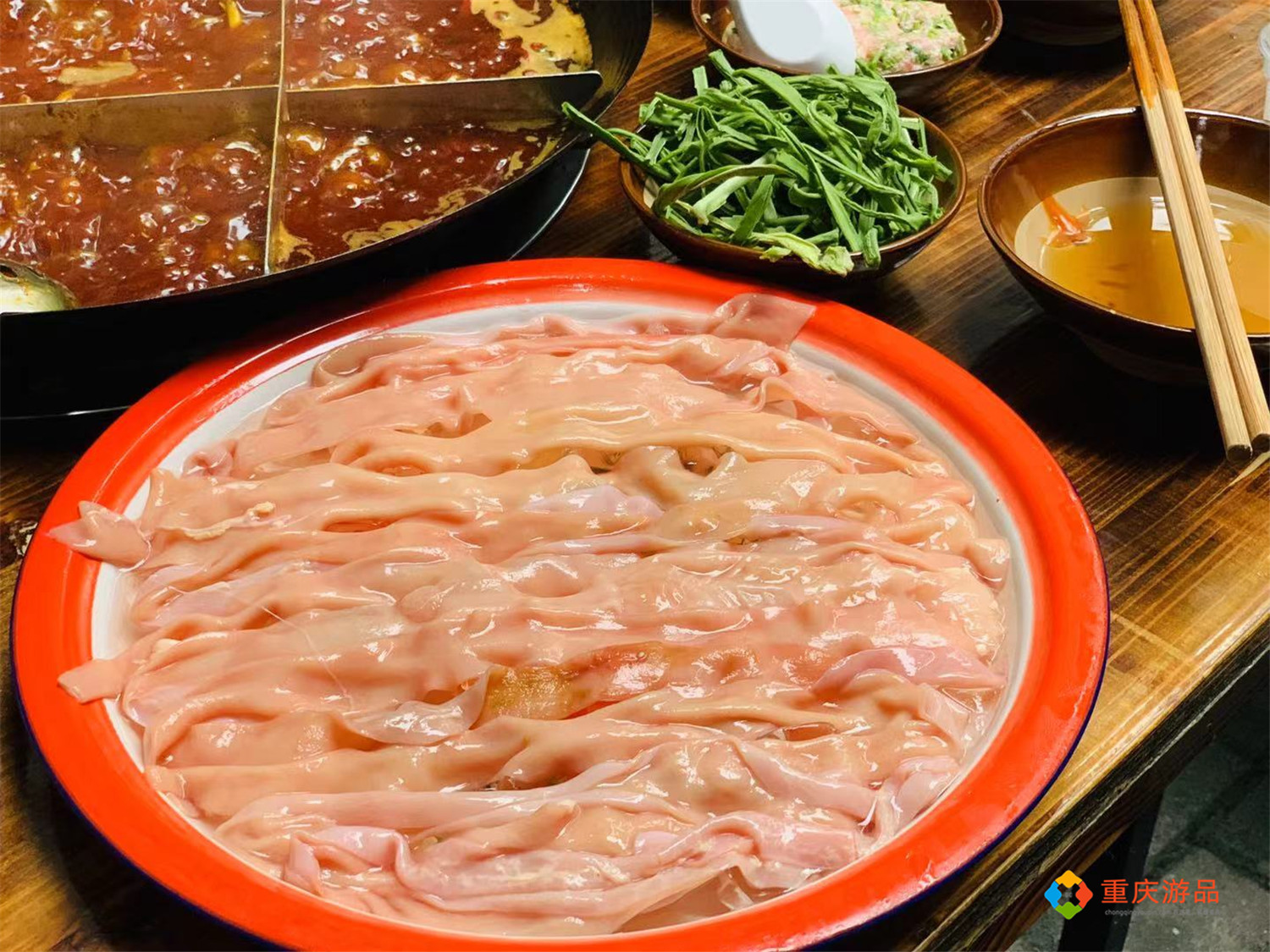 重庆居民楼老火锅：菜品便宜，人均只要50元，猪油蛋炒饭太香了