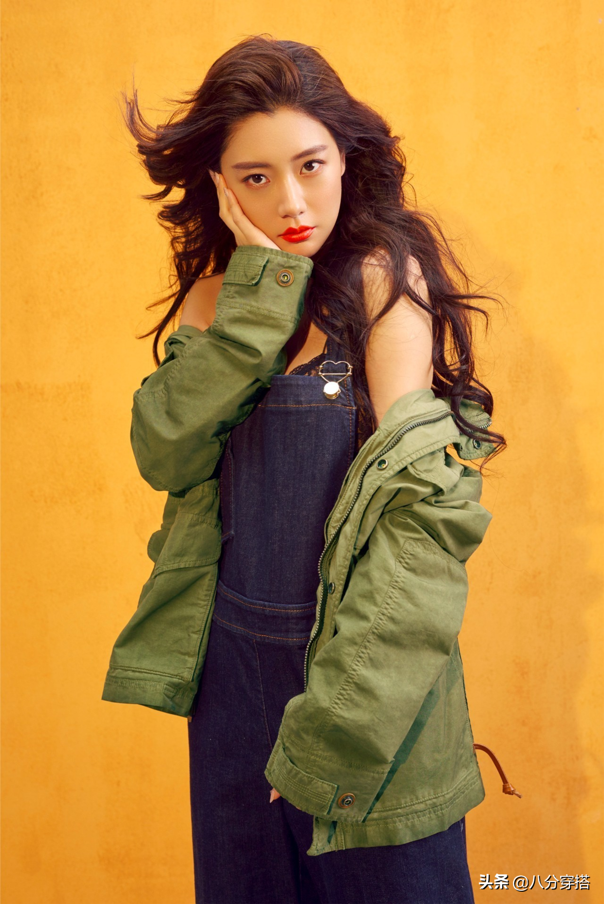 克拉拉变身“清纯大学生”，白衬衫搭牛仔裤秀长腿，简单却高级