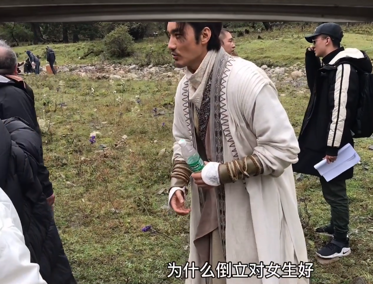 胡兵分享“不老秘诀”，片场化身护肤讲师，看得我都开始心动了