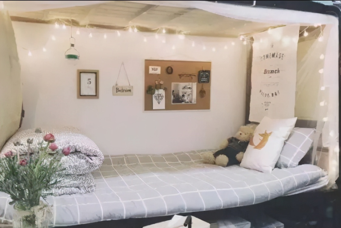大学宿舍的“花样”装扮，00后的想法新奇，布置的温馨惹人羡慕
