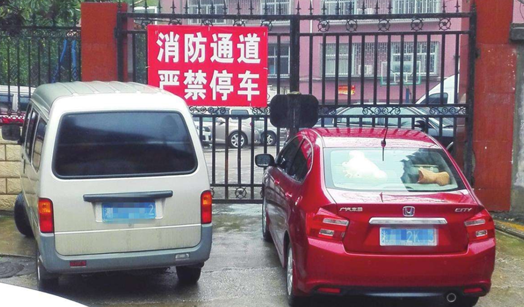 ​奥迪霸占私人车位，业主怒装轮胎锁，一锁就是三年