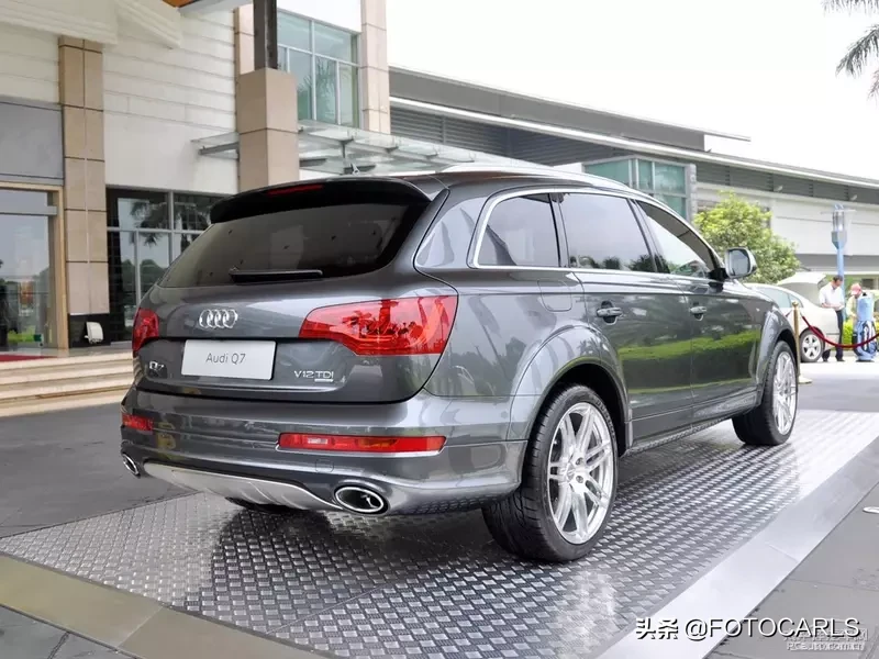 奥迪Q7 V12柴油版实拍,当年售价257万,这货能拖动一辆飞机