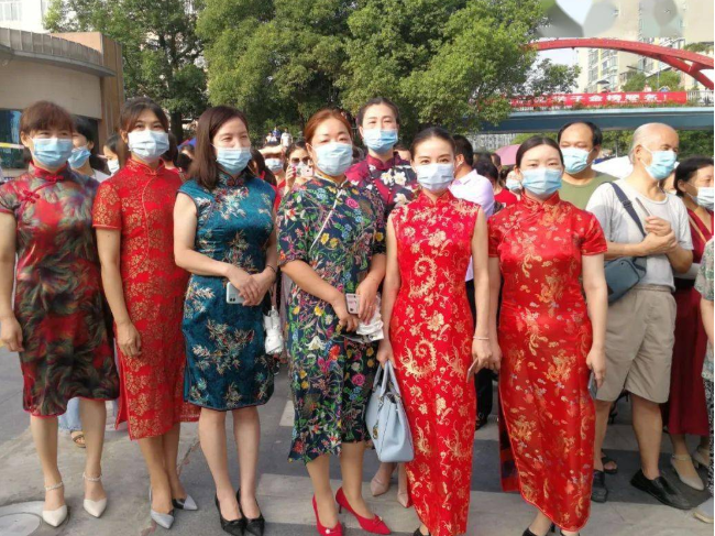 高考穿什么颜色衣服好（家长为高考生花式应援）