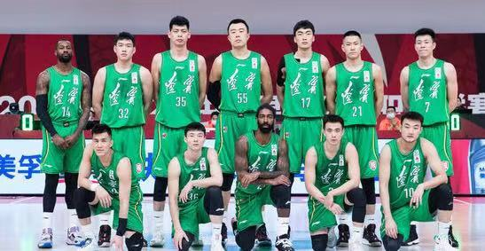 为什么nba球星怒吼没有原声(赛场原声曝光！郭艾伦怒吼庆祝进球被吹T并不冤，这次裁判做对了)