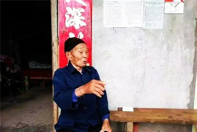 老兵去登记信息，被人质疑不是兵，拿出三枚特等功臣勋章吓到众人