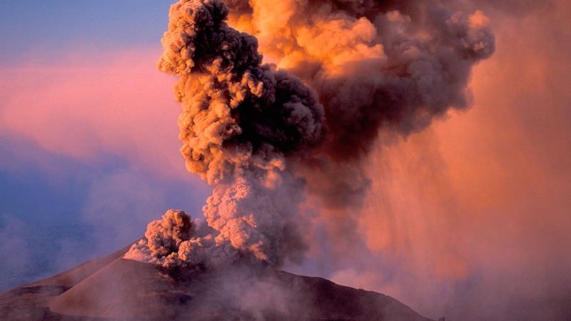 日本火山喷发的影响(真频繁！日本鹿儿岛火山喷发 火山喷发的威胁有多大？对中国影响？)