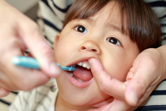 孩子换牙有规律，何时换、怎么换、换哪颗，宝妈心里得有数