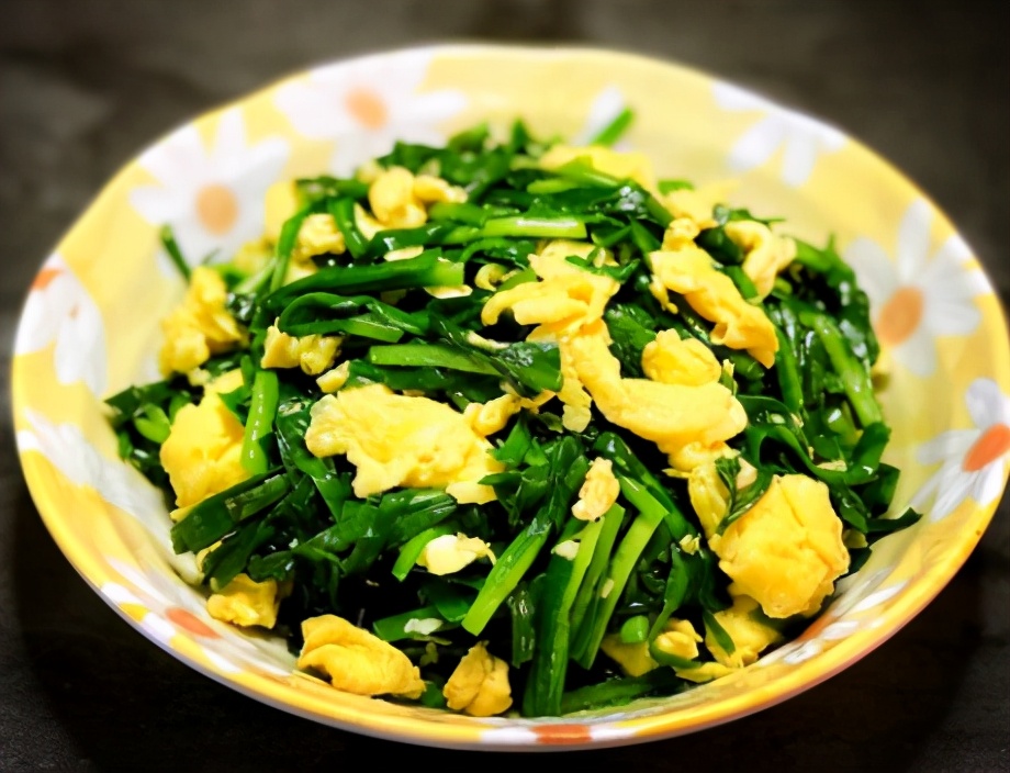 韭菜炒鸡蛋第一步就错了？难怪出水多，教你3点技巧，韭菜更鲜嫩