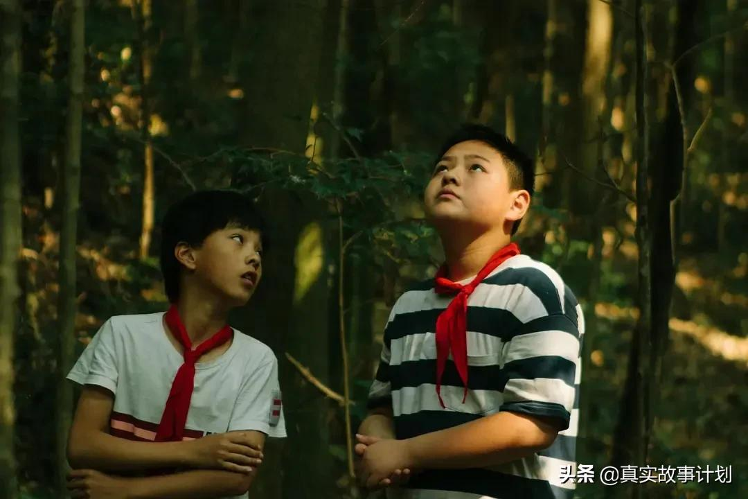用理直气壮造句：六年级时，我因诚实回答老师问题而被表扬。