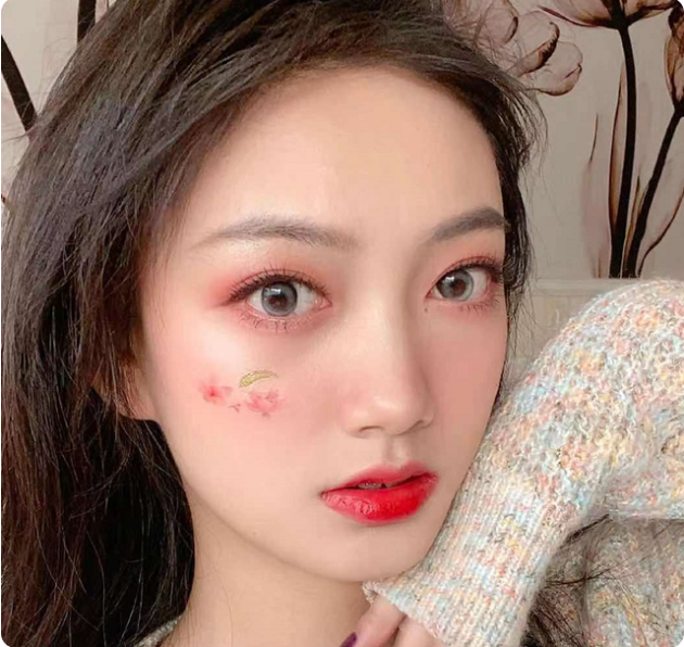 青岛大学“举牌女神”，气质和司藤有点像，网友觉得是服装出彩