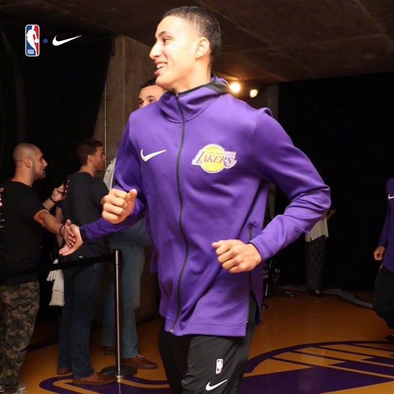 为什么nba球员喜欢穿帽衫(30年从按扣大LOGO变成拉链帽衫  NBA出场服老的更霸气新的更舒适)