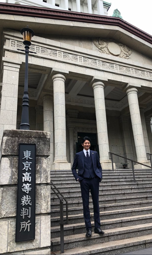 日剧里的律师，都佩戴了徽章，小小的徽章到底在内涵什么？