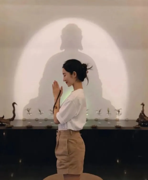 “佛媛”的8个迷惑行为，一个比一个离谱，有人还穿着吊带裙抄经