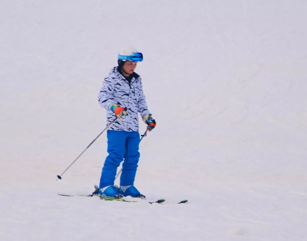 哪里滑雪便宜(滑雪很贵吗？告诉你们一个地方只要100元就可以畅滑一整天)