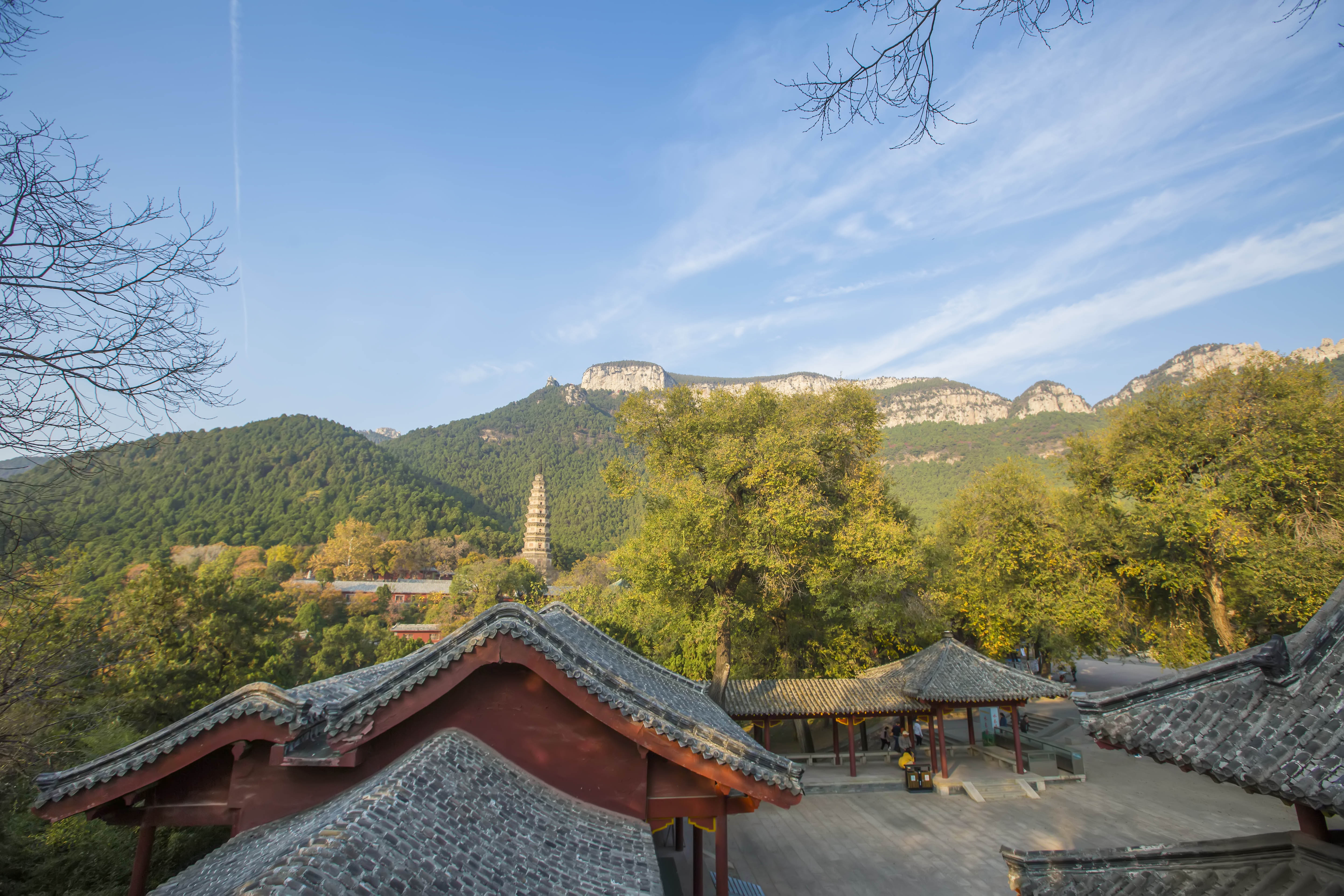 海内四大名刹之首千年古寺灵岩寺，金秋那抹金黄更显神秘与庄严