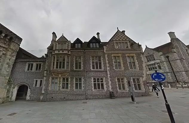 外国人看牙有多难？英国男子挂号等太久，难忍剧痛无奈自杀