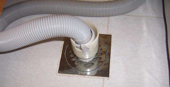 洗衣机排水管插在哪里？听经验者说一句，这样做不漏水