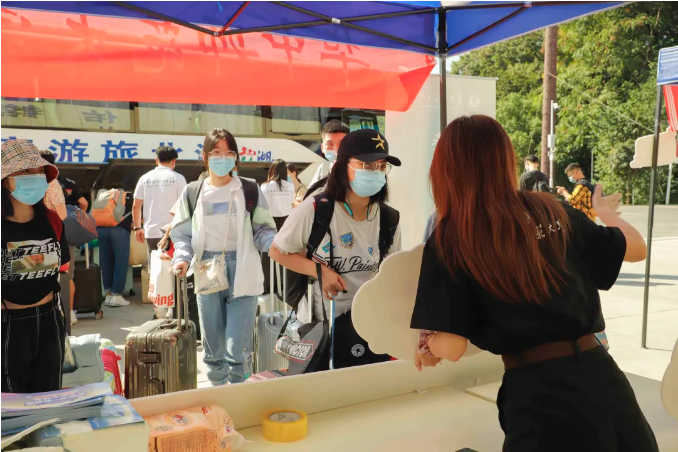 现场直击！华中师范大学开学了，5000余名新生报到，党委书记帮忙搬行李！