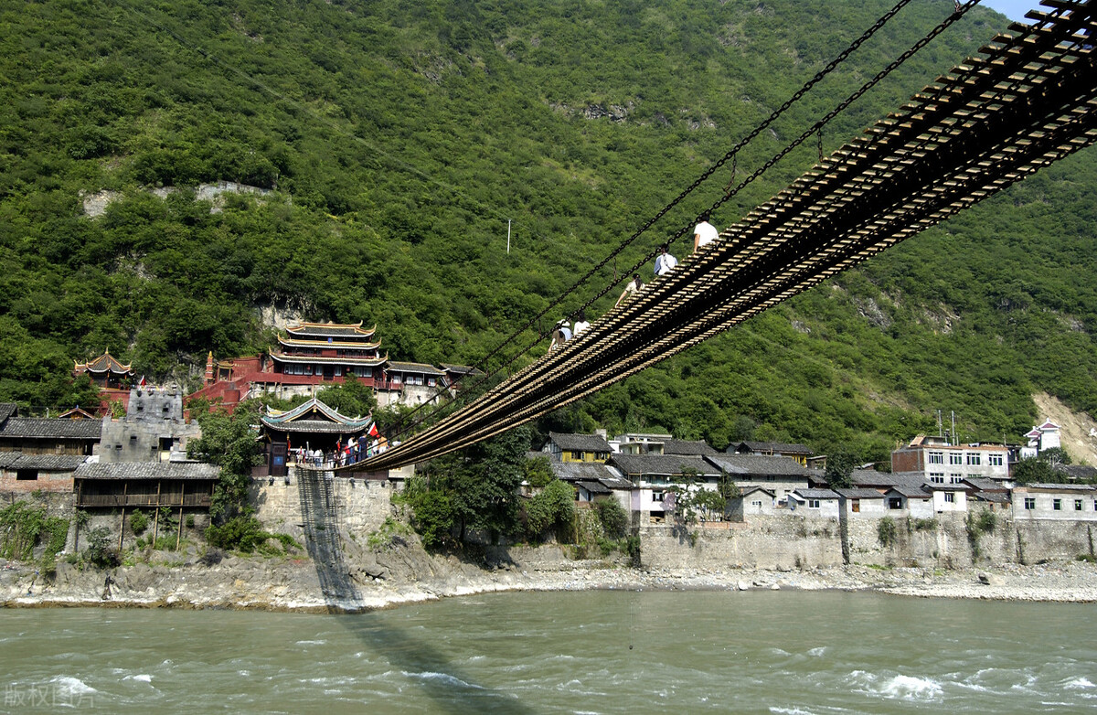 泸定桥300年前是怎么建造的？一万多个铁环重达40吨，至今牢固