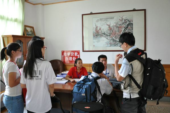 顺利考上二本，一年学费竟要2万8，普通家庭学生到底该不该去上