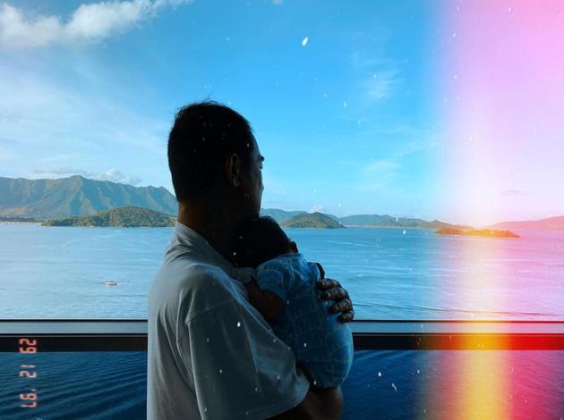 应采儿罕晒次子视频，HoHo举着红旗一路小跑，露小乳牙萌态尽显