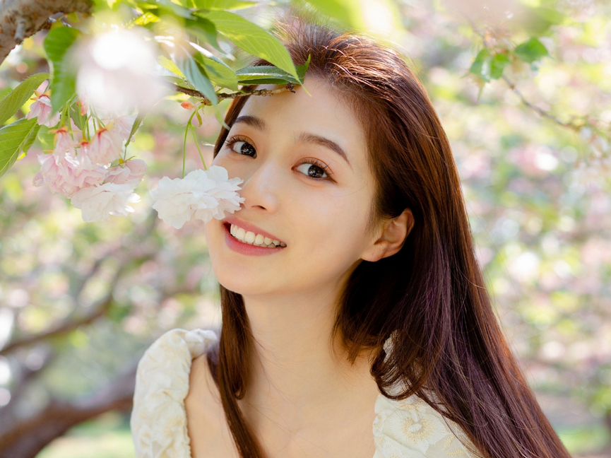 “中传”又一位校花走红，颜值不输冯琳，还摘得环球小姐中国冠军