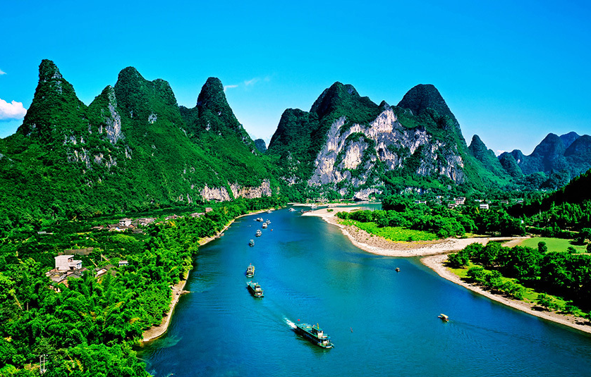 广西一城市，被评为中国十大休闲旅游目的地，名气很大，景点很多