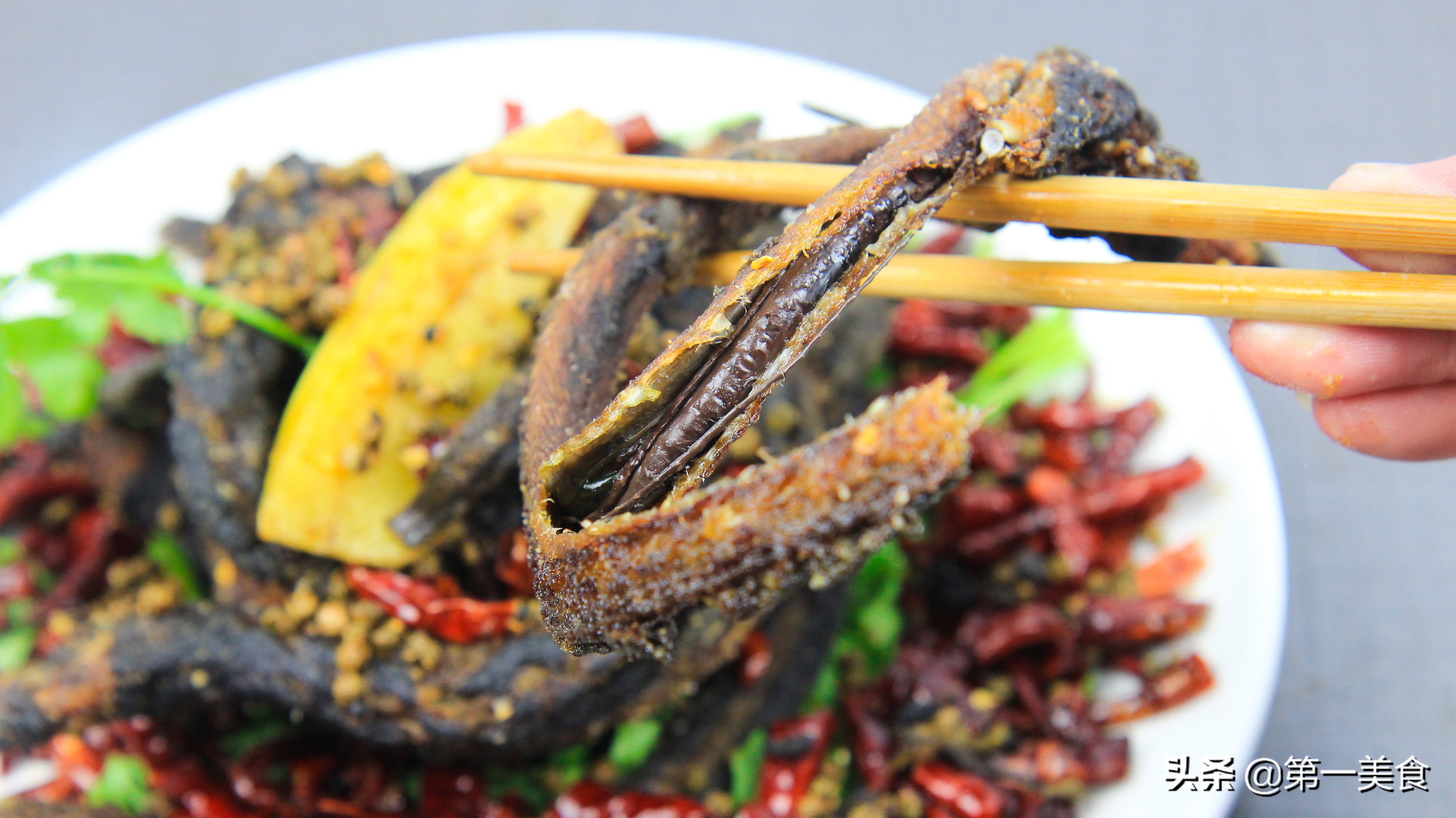 盘鳝的家常做法厨师长教你干煸盘龙鳝的正宗做法