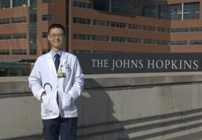 2010年，李泰伯考703分夺北京理科状元，却被美国11所名校拒收