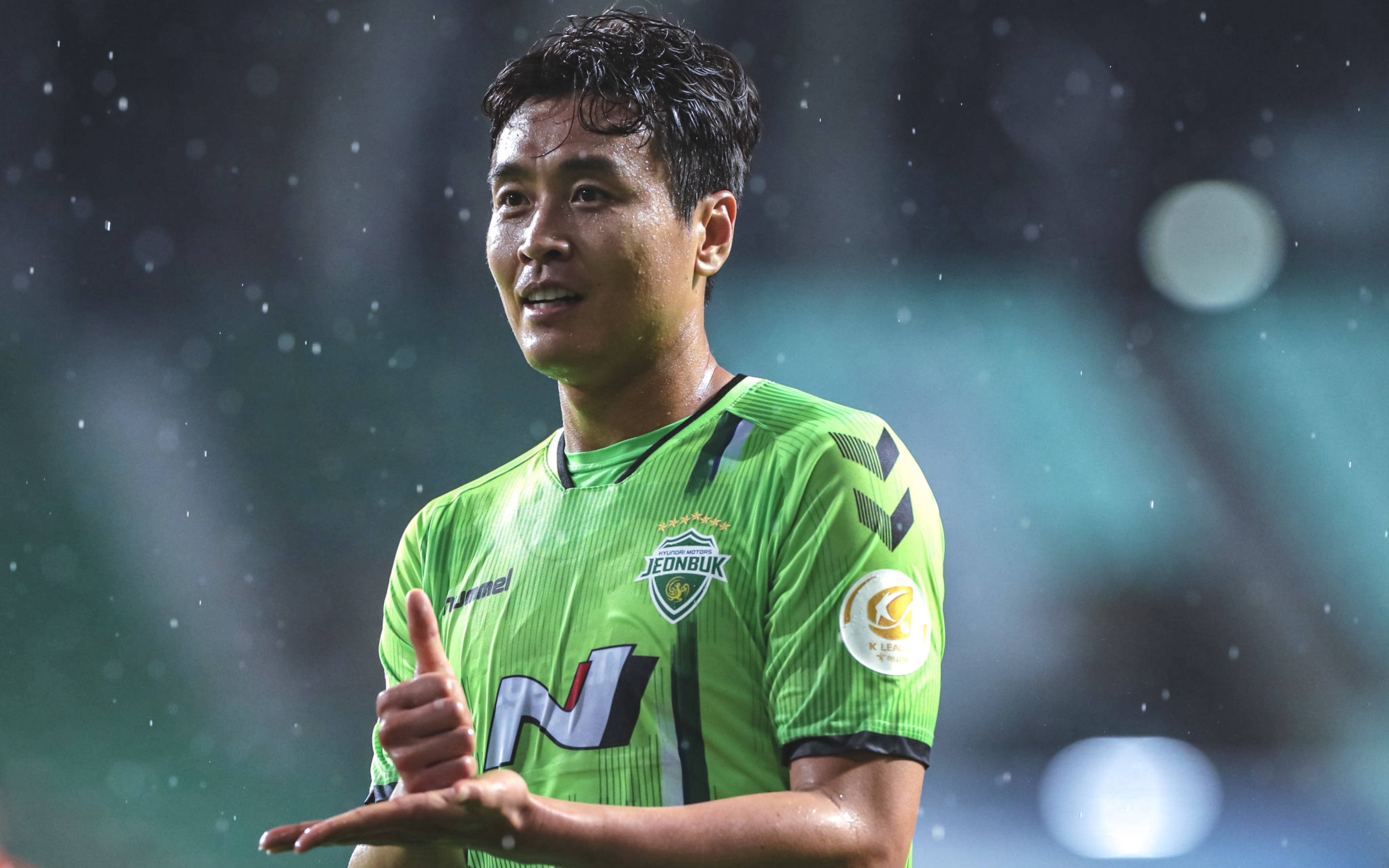 韩国足球运动员李东国(生涯23年2度留洋,他是中国足球苦主!