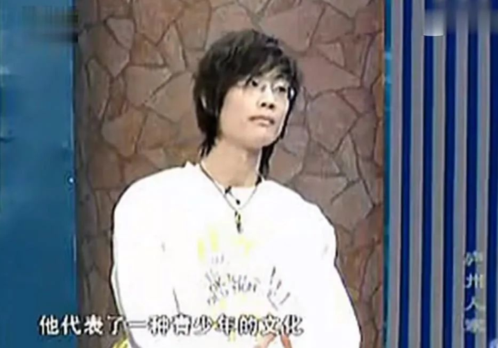 随着非主流时代坠落的巨星，“过气歌手”许嵩凭什么被央视狂赞