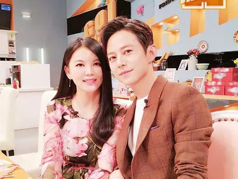 跳跳&俏俏张杰谢娜的双胞胎女儿,生于2018年2月,今年3岁.