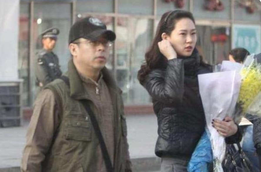 傳言包養女大學生，口无遮拦被除名，多才的阿丘怎样自毁前程？
