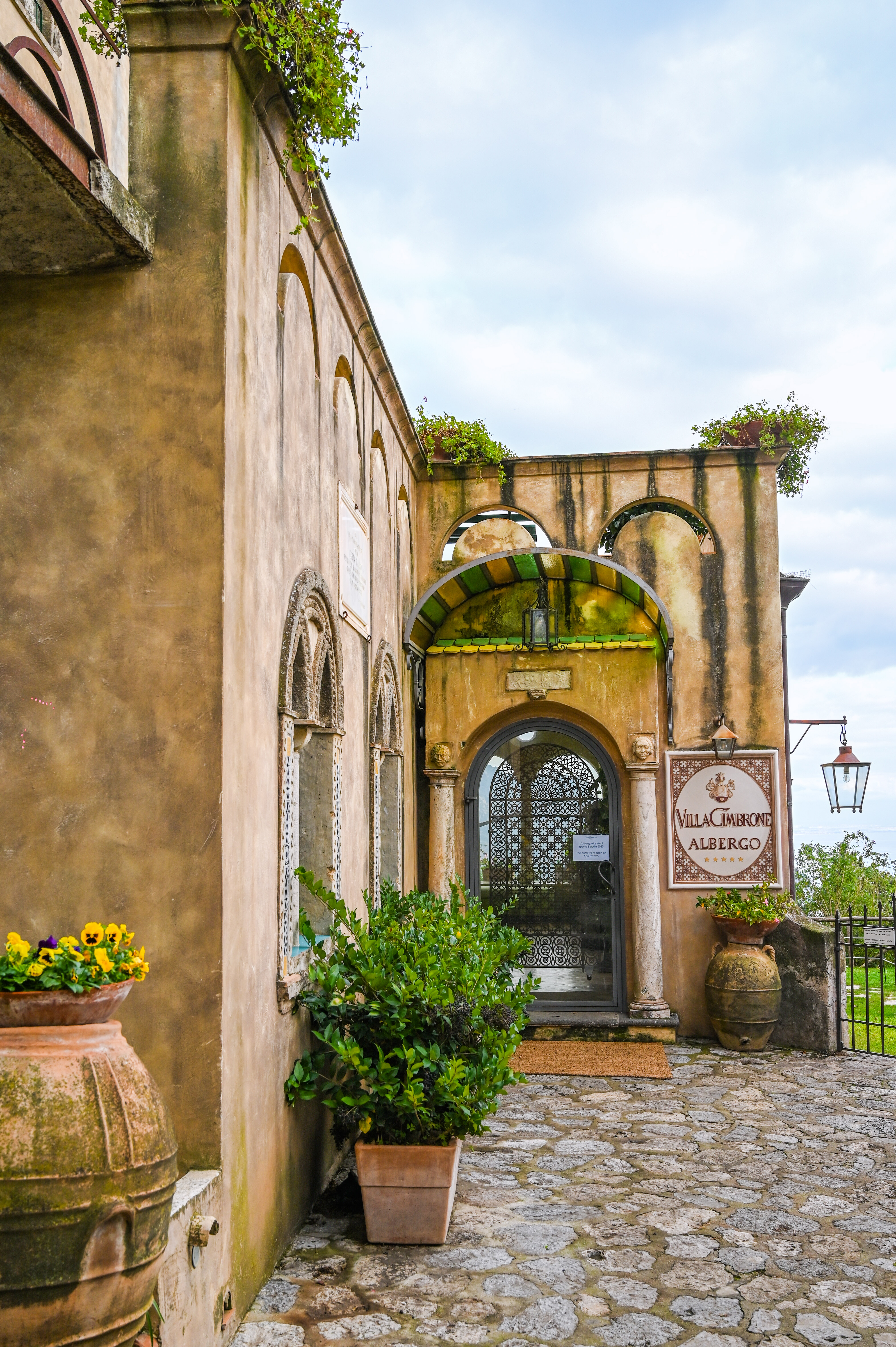 欧洲城堡别墅(欧洲富豪的别墅区是怎样的,意大利这座山中小镇,每一栋