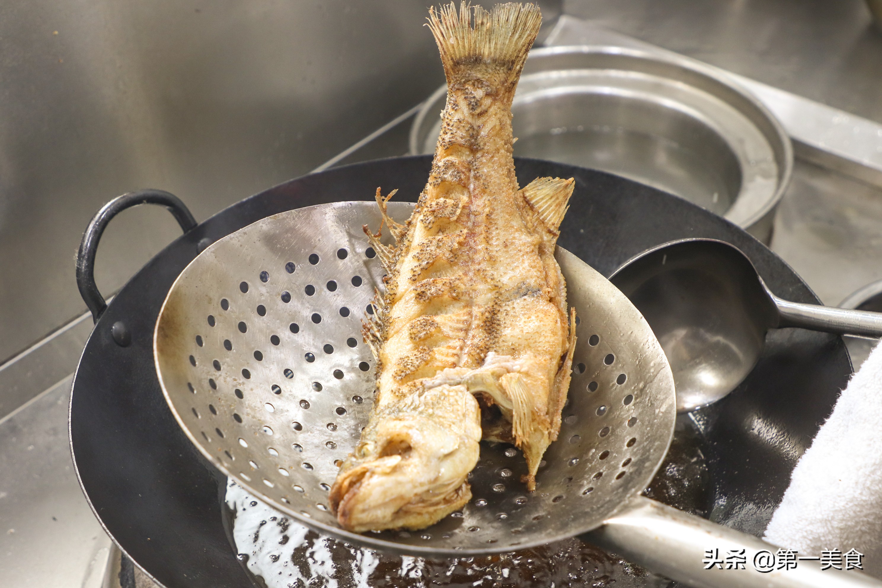 鱼要怎么烧好吃（鲈鱼这样烧着吃，汤汁浓郁，骨烂肉香，厨师长详细展示每个步骤）