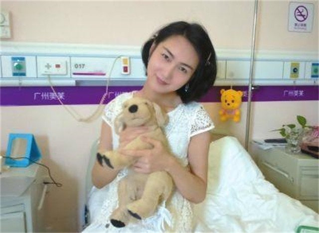 2005年“背母上学”的刘霆，十年后变性，参加选美比赛成功获奖