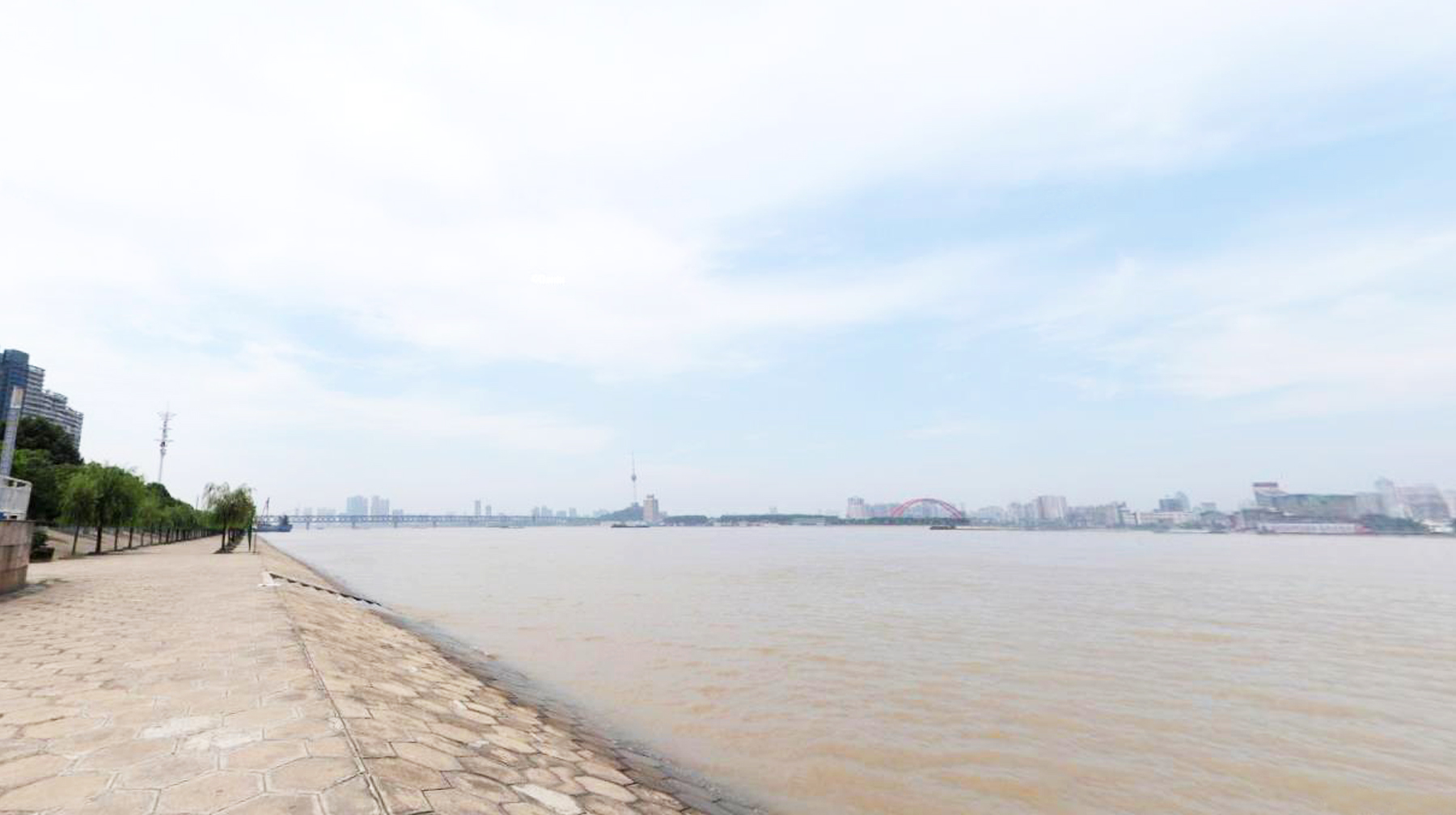五一游湖北，武汉长江边有座壮阔的观景台，鸟瞰江景的好地方