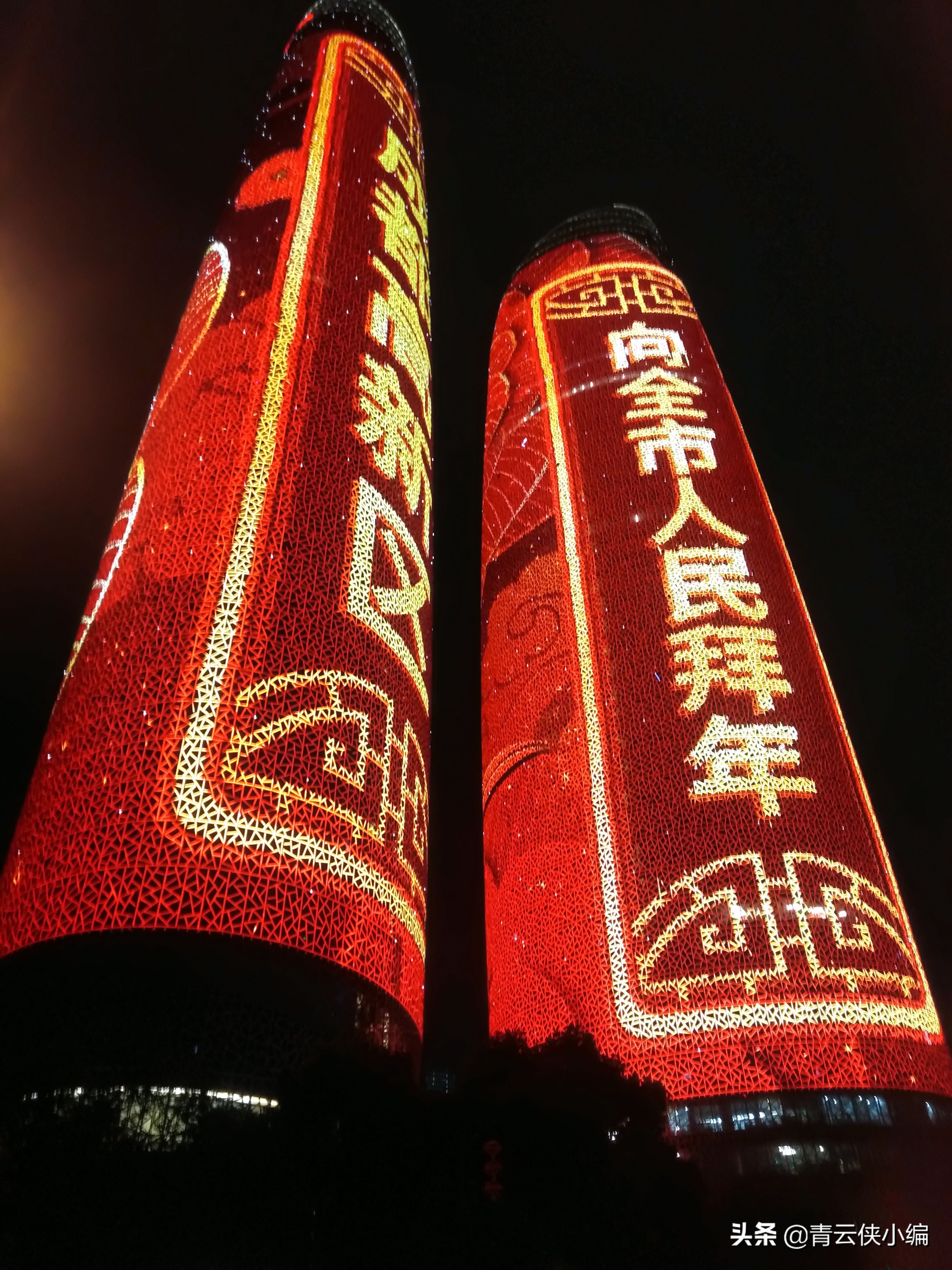 元宵节赏灯没？成都双子塔灯光秀刷屏，很惊艳很四川