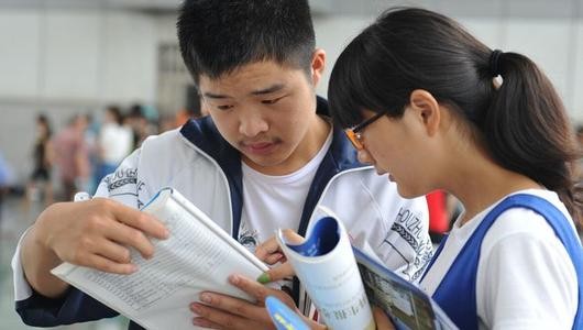 四川考生高考689分，父子俩激动相拥，网友直言谁是父亲