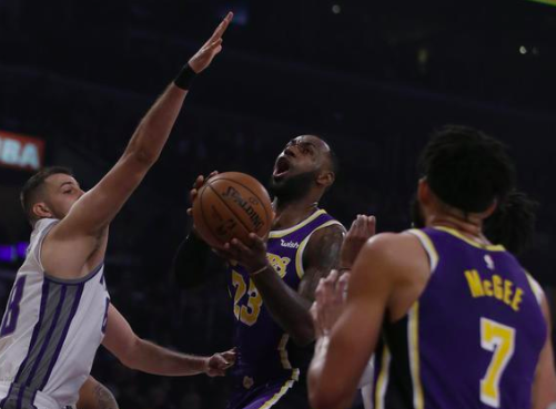 nba为什么误判无法改判(官宣，NBA承认湖人5.5秒罚球绝杀是误判，詹姆斯却又做出争议回应)