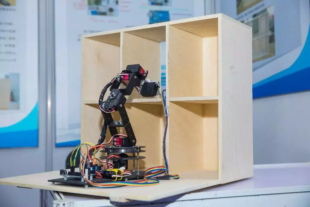 自动存放、还可消毒、烘干……北京市育英中学的《立体鞋库》，不愧是一等奖作品！