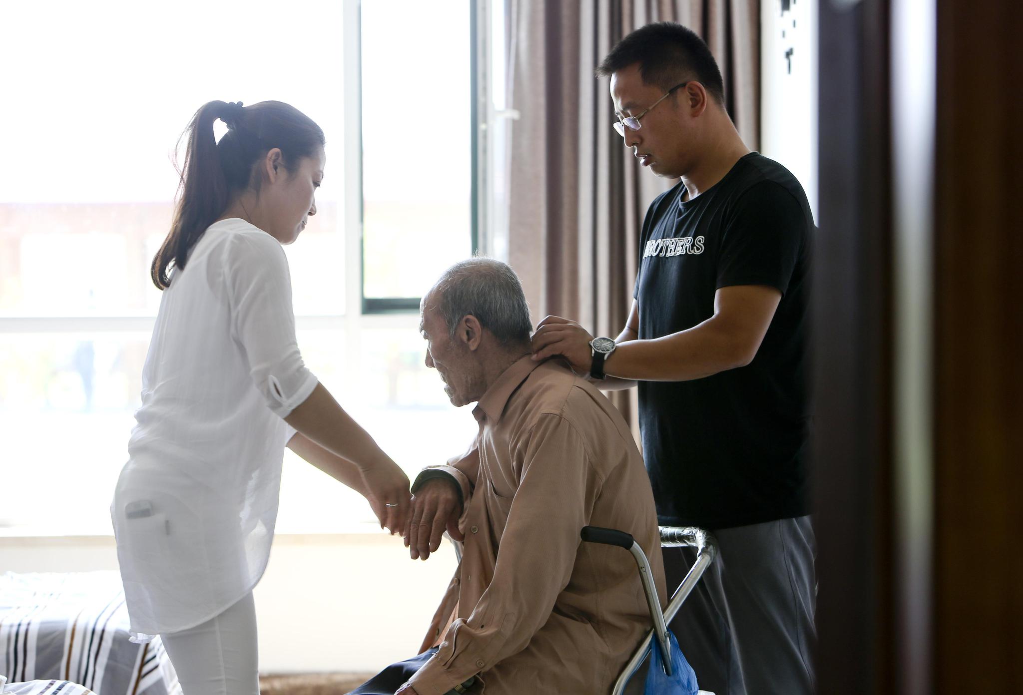 养育孩子需要100万,养老每月需要3300元,每年起码要存3万才够