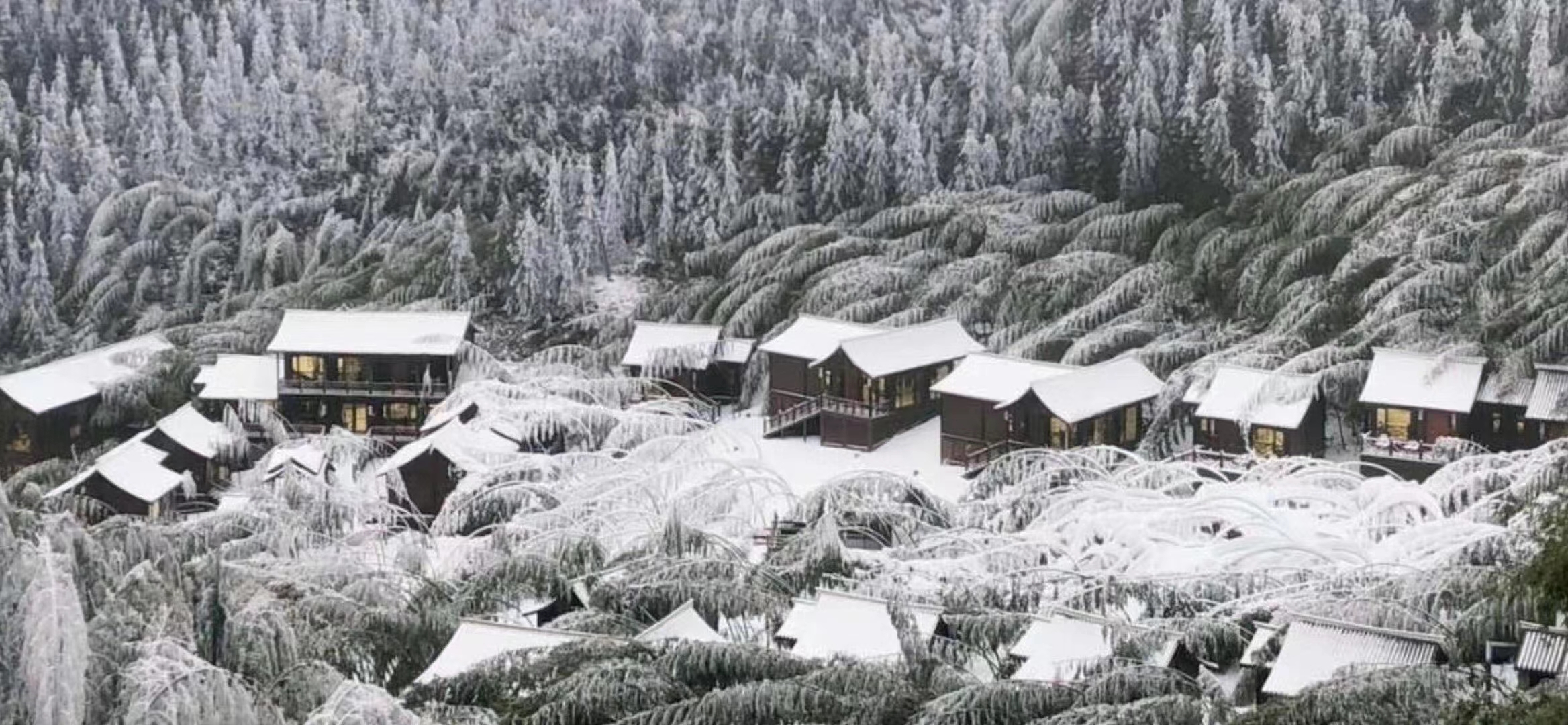 广州有哪些滑雪场哪个最好玩(南方冰雪世界，在广东这里就可以看云雾冰山、住雪屋，还有滑雪场)