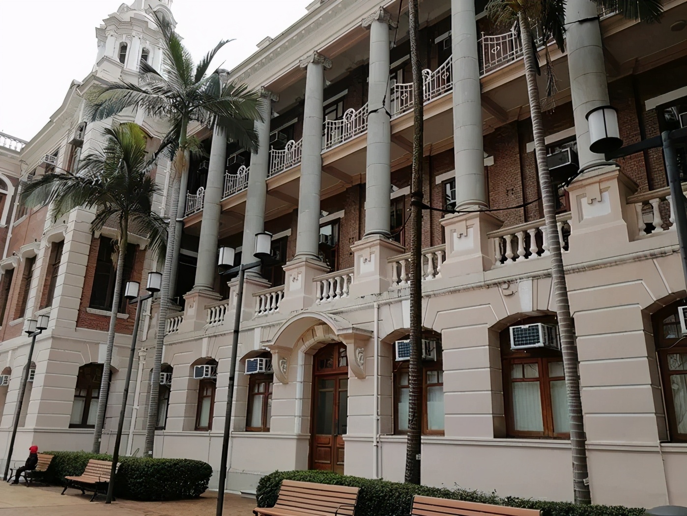 8年前，辽宁学霸刘丁宁放弃港大72万奖学金，退学二战实现北大梦