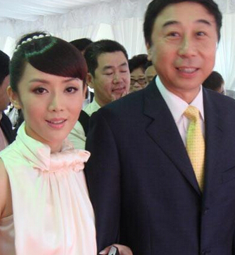 64岁冯巩：26岁娶初恋，携手38年，47岁被敲诈，儿子创业当老板